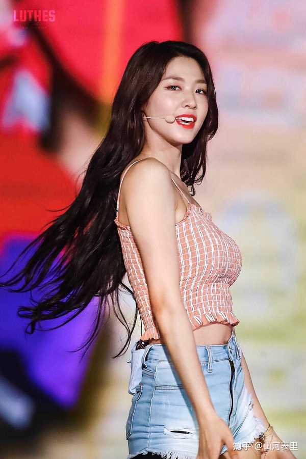 这位姐姐的名品身材point就在于头身比和腰臀比绝佳 头小肩宽 腰细臀