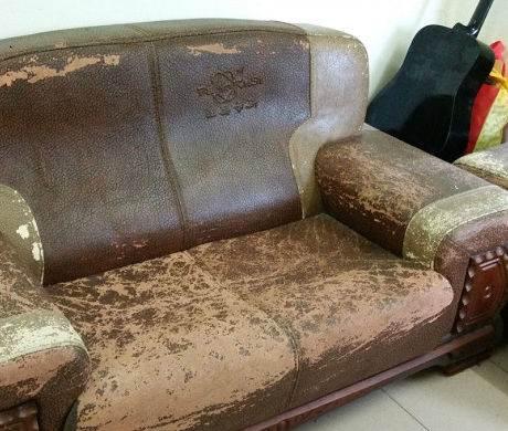 掉漆的失去弹性的旧沙发