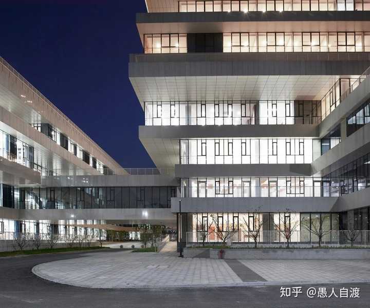 杭师大仓前校区的硬件在杭州甚至说全国都是数一数二的,不管是图书馆