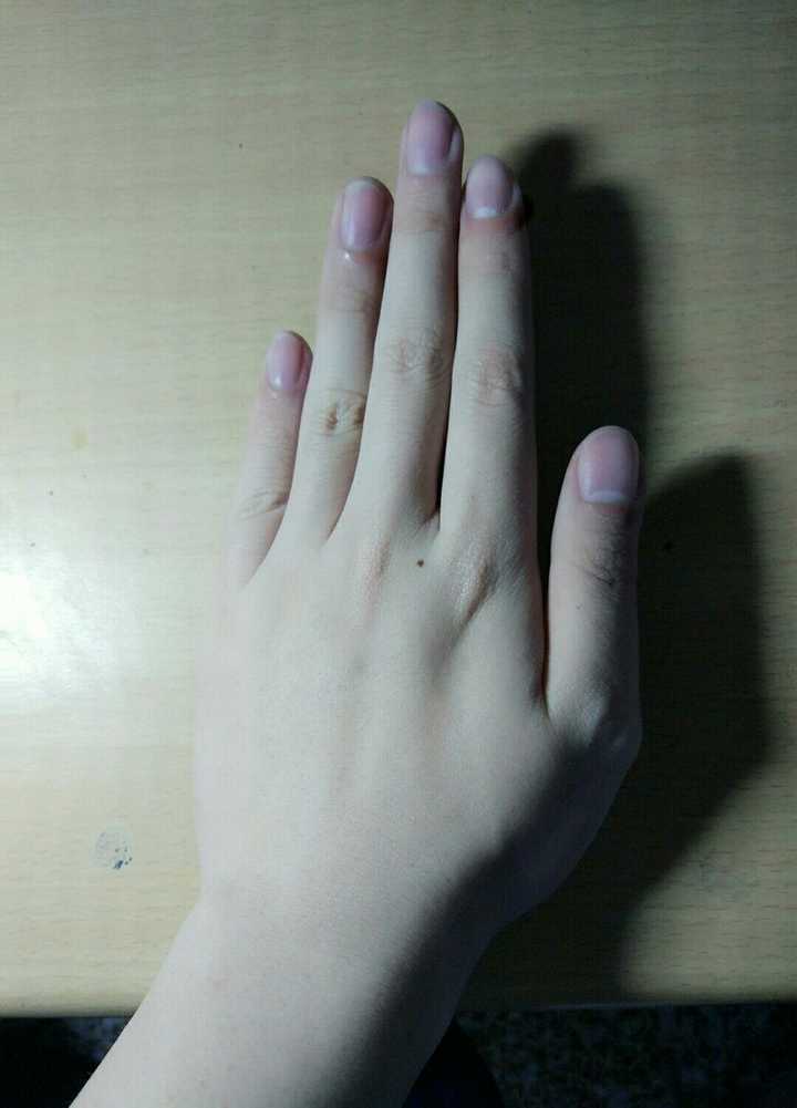 男朋友的手和女生的一样好看 (修长,皮肤细腻) 是一种