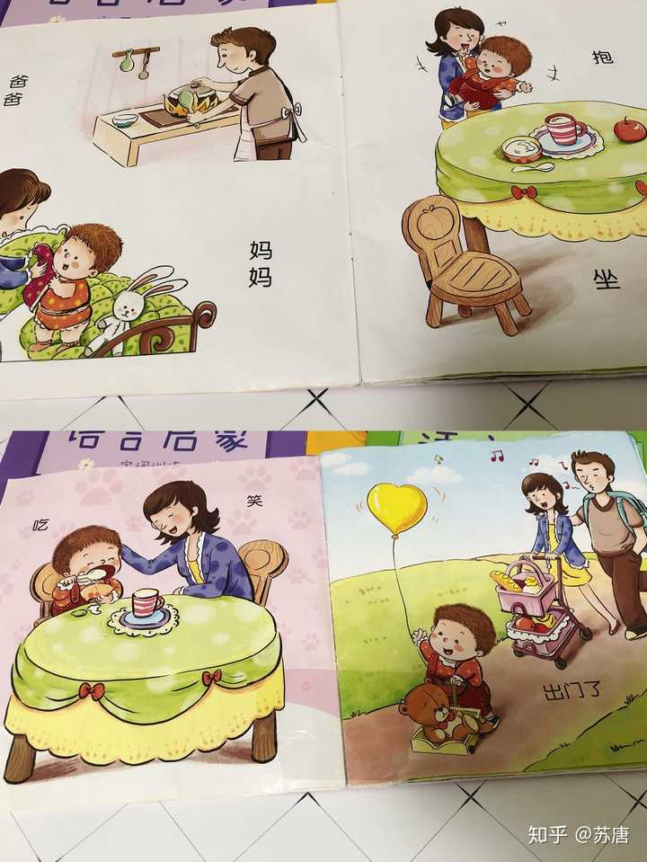 爸爸做早饭,妈妈给宝宝穿衣服,抱着宝宝坐上餐椅,宝宝自己吃饭,非常