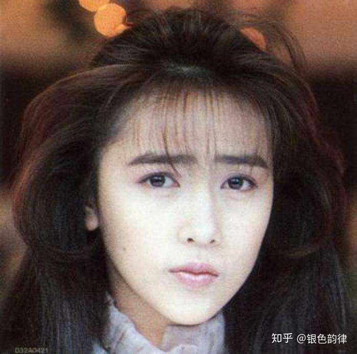 第一反应是工藤静香……嘴巴是歪的,下巴特别长,一个标准鞋拔子脸,连