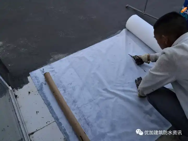施工中   裁剪高韧聚酯布
