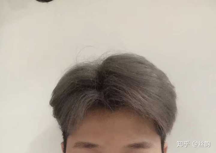 露额头,头发流向没有往后倒,所以一定是分界的.大致如图