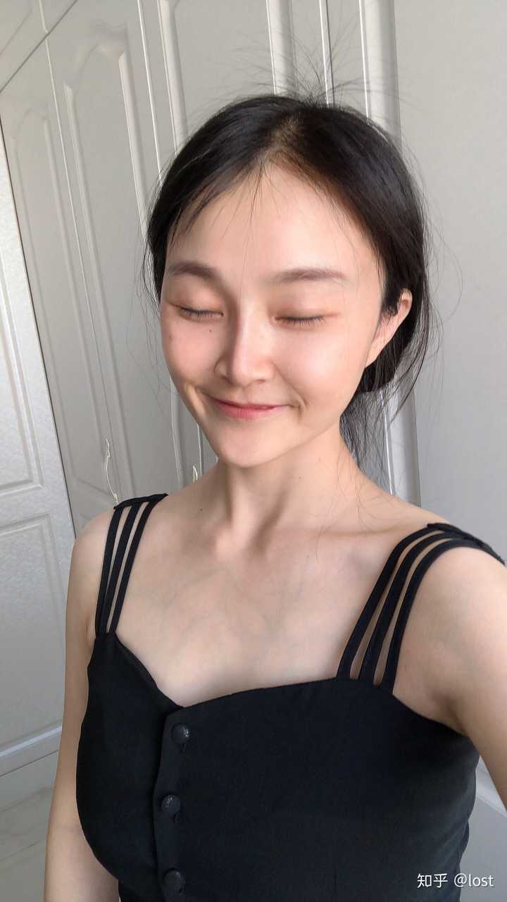 如何看待"女生体重不过百,不是平胸就是矮"?