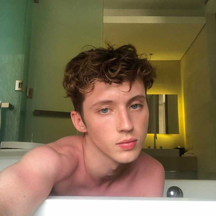 女朋友喜欢戳爷,我该怎么和她聊?为什么女生会喜欢troye sivan?