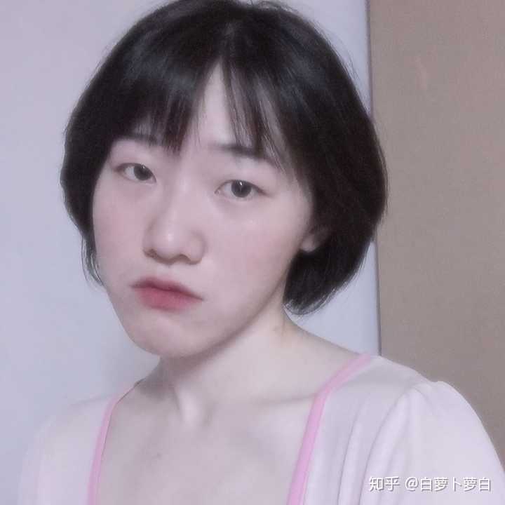 有个长得好看的单眼皮短发女朋友是什么体验?