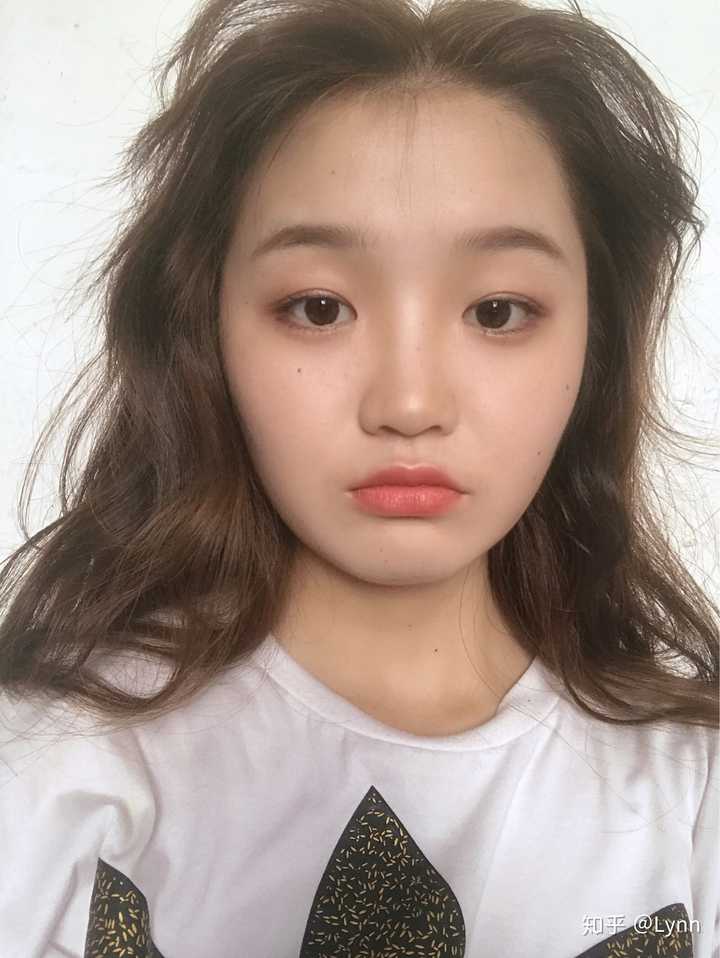 你身边有那些圆脸 单眼皮 塌鼻子的女孩长得很好看?