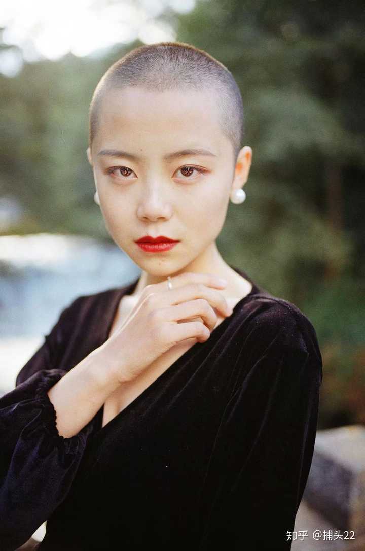 她一直就是一个特别有个性的女生, 看到她剪光头还以为她是感情受挫