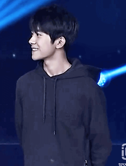 尴尬 原答案 好奇怪一说高级脸我立马想起易烊千玺… 刚刚微博上找了