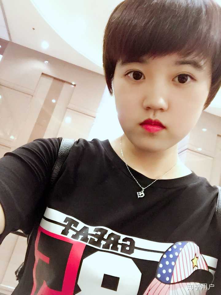 我本来就是胖子,但充其量也就是个小胖子,剪了短发后我胖了二十斤