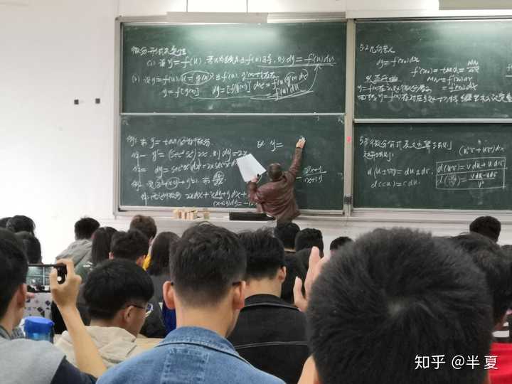 大学老师不用 ppt 就真的不会讲课吗?