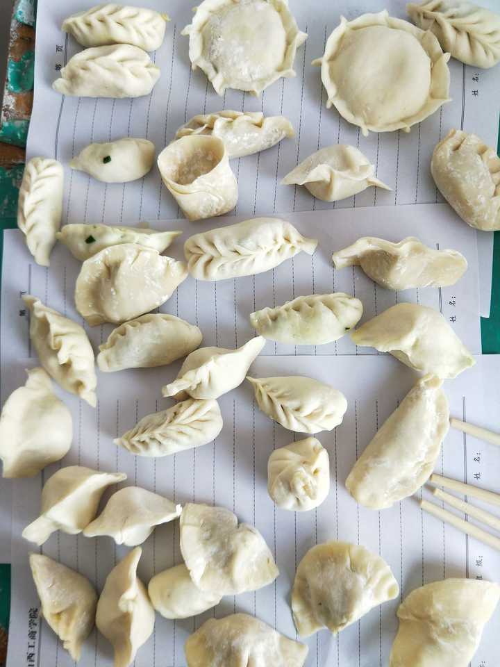 冬至大家在学校一起包奇形怪状的饺子