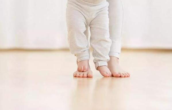 11个月宝宝站立时有尖足现象正常吗