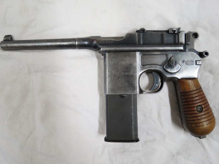 毛瑟m1932全自动手枪,能选择单发/连发射击,用20发弹匣,俗称20响