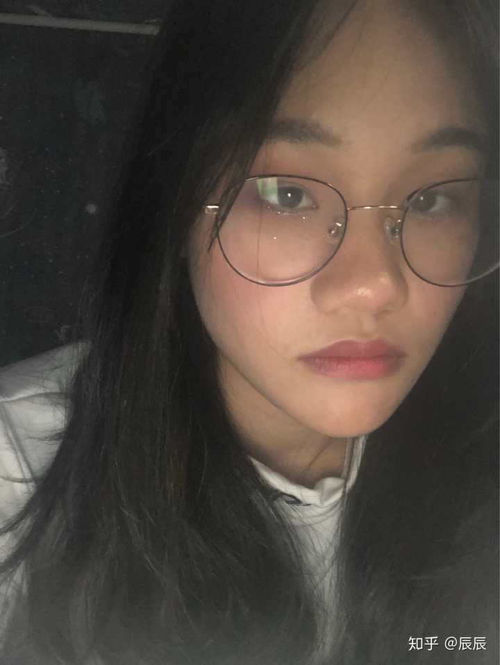 为什么很多女生戴眼镜就很普通,摘下眼镜就变漂亮了呢