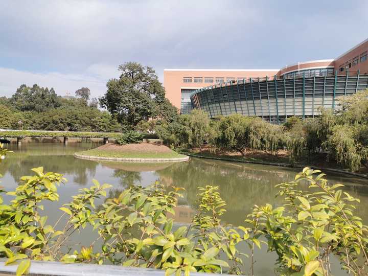 南校(主校区)和北校(正在扩建ing,原中山医科大学)是老校区,其他校区