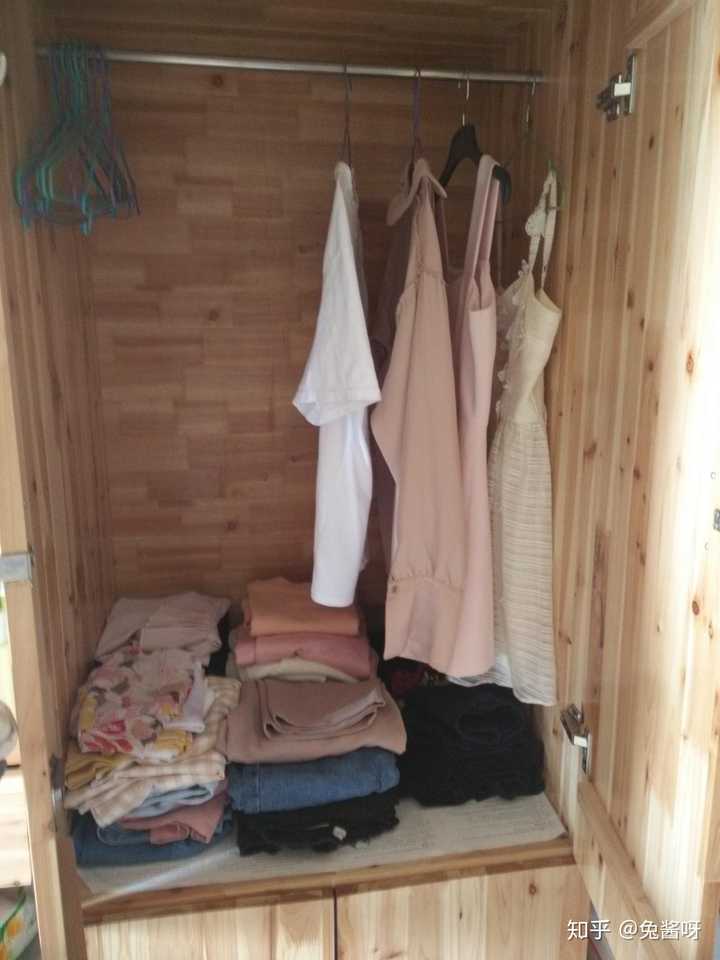 翻到一张大学衣柜图(部分衣服),真怀念哪,毕业后租的城中村房子衣柜都