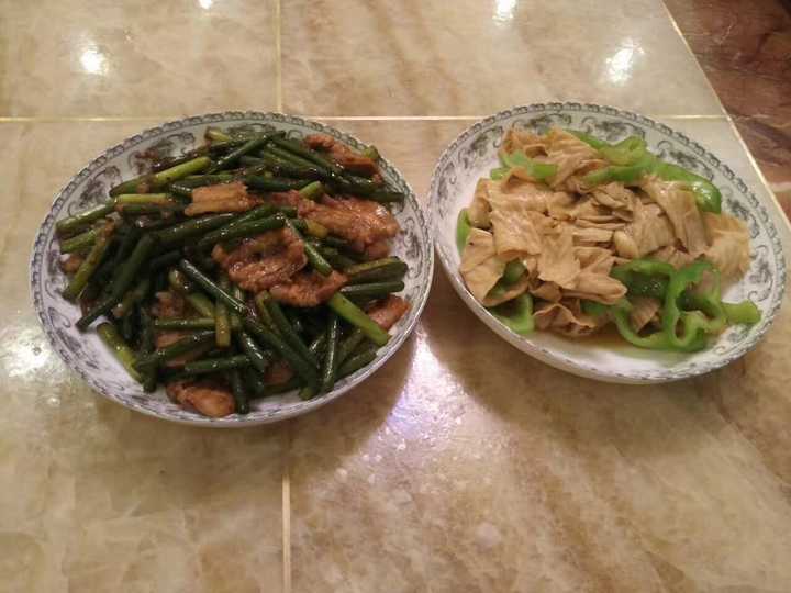没有太多时间做饭,耳濡目染我毕业后在家帮忙一段时间,中午