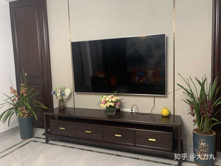 客厅的75寸小米电视