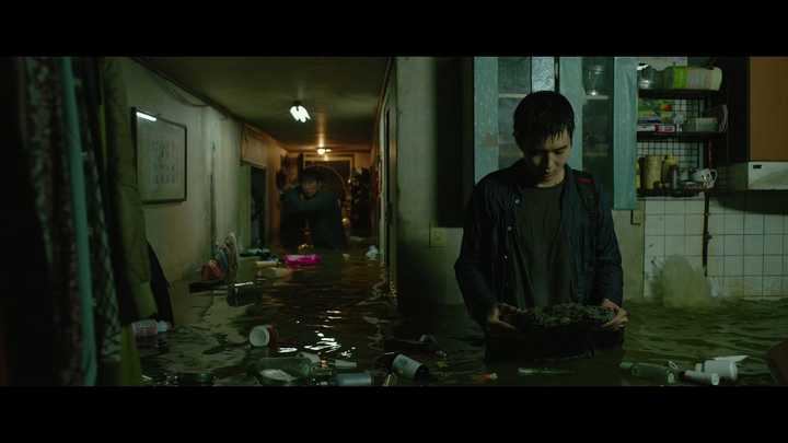 韩国电影《寄生虫》有哪些细思极恐(值得品味)的细节?