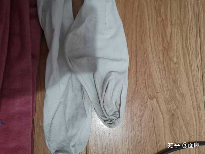 小伙伴们有没有在期待呢 完了袜子给穿烂了 难受 袜子越来越臭了 我