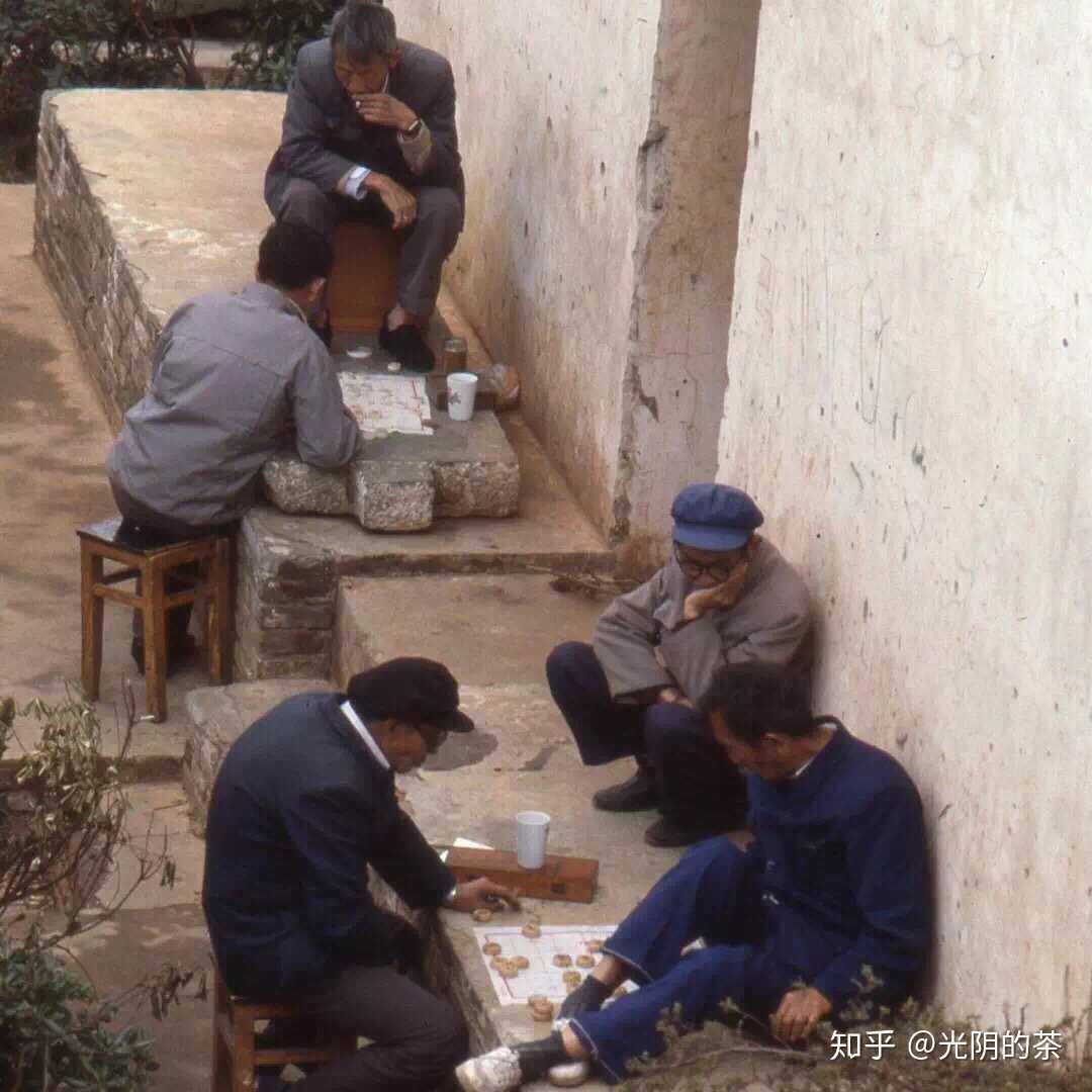 照片摄于九十年代初——老人们喝茶,下棋,聊天颐养天年.