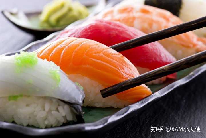 首先寿司有很多种类,常见的有 握寿司(握り寿司nigiri sushi)