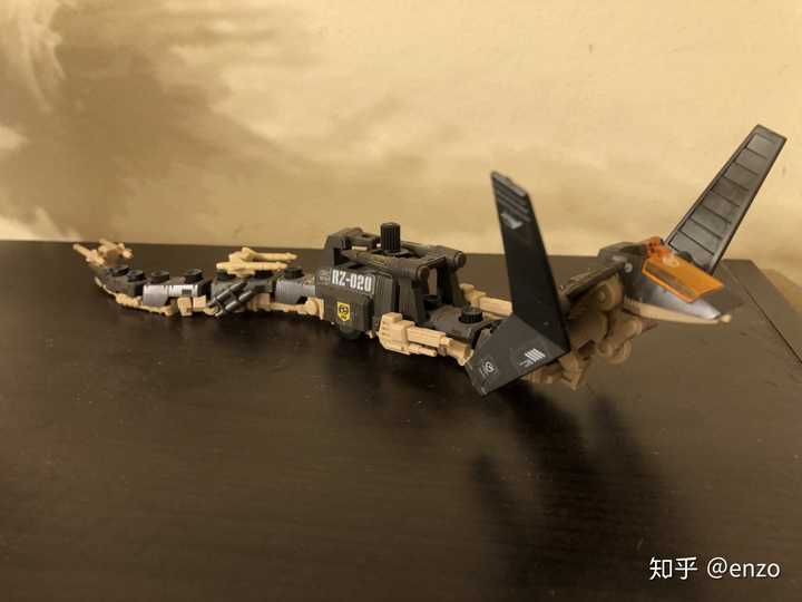 眼镜蛇则属于小型zoids,是由发条驱动的.