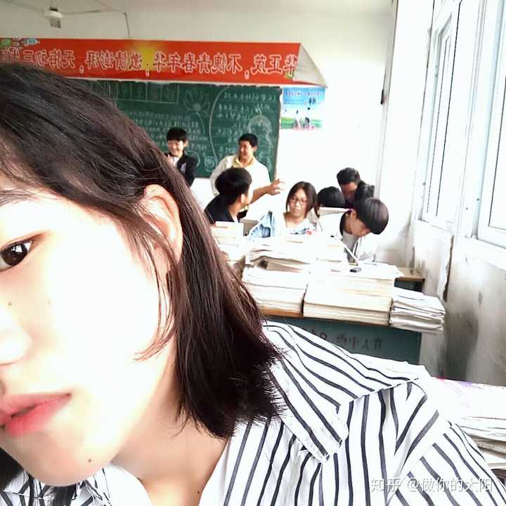 初三的时候,其实拍这张照片主要不是我,而是后面那对小情侣