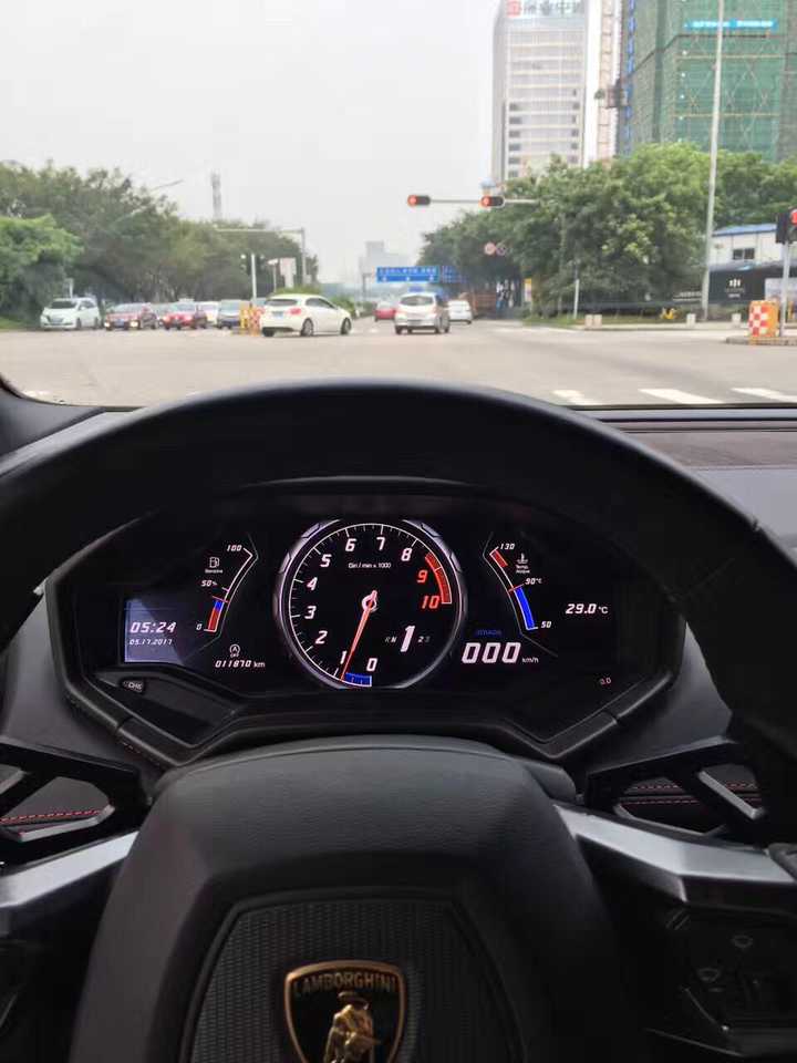 发动机就在驾驶室后面,夏天开热个半死.