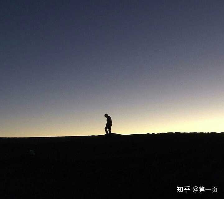孤独的时候会找一些缓解自己的东西比如说音乐,我喜欢听歌,于是耳机就