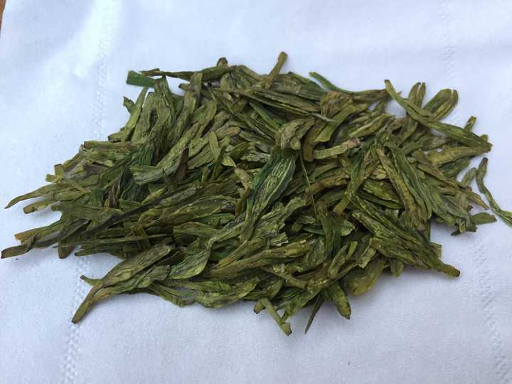 初来乍到,着实分辨不出这种茶?店主说是狮峰龙井,实在