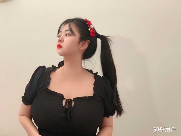 大胸女生如何穿衣搭配