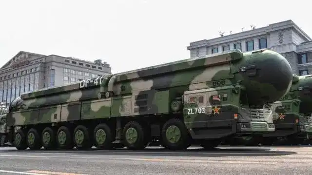 在国庆70周年阅兵式上亮相的"东风-41"洲际导弹