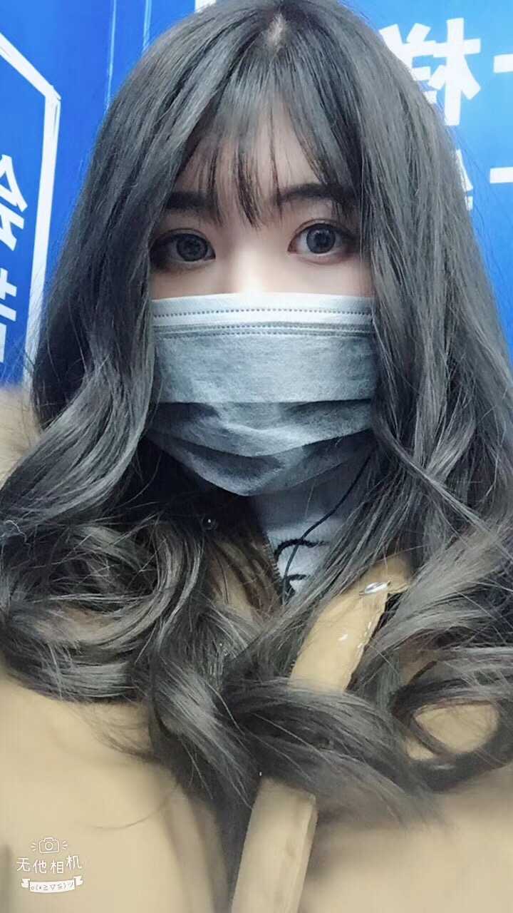 头发染什么颜色显皮肤白且洋气