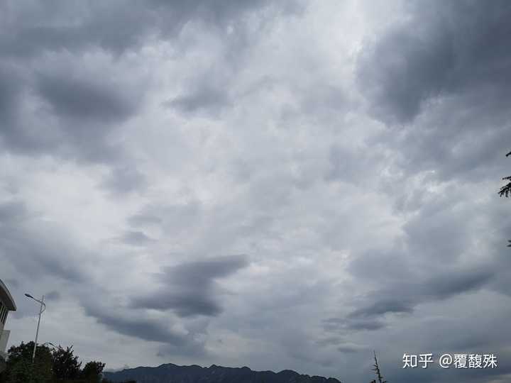 我们学校的阴天天空 感觉云都要压下来了