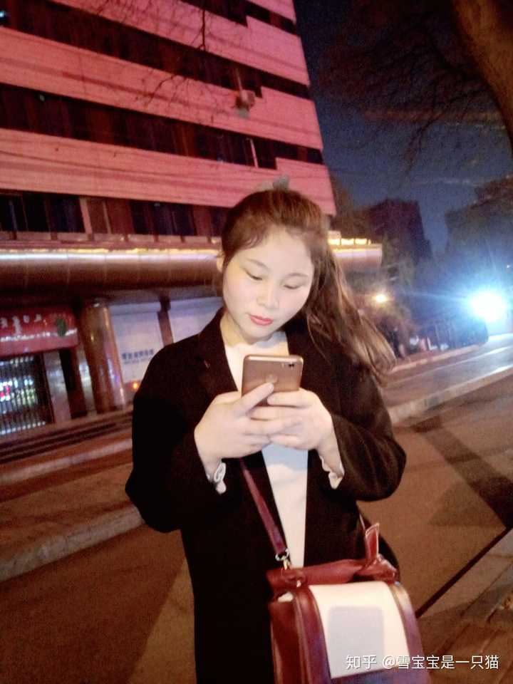 怎么看待发单反自拍原图的女生?