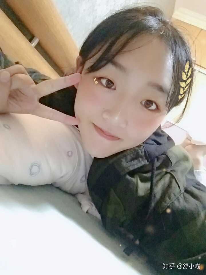 素颜原相机在学校出租屋拍的 就是酱紫啦 相差还是蛮大的 其实女生是