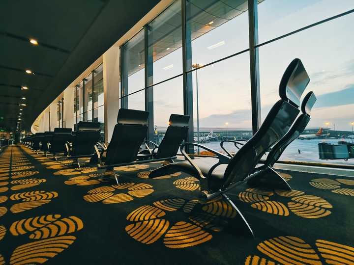 小白鹭再给大家看看其他的: 候机大厅的椅子,是这样的—— 大兴机场的