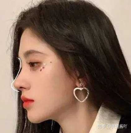 鼻型多是小翘鼻,侧面看鼻头处理得不错.