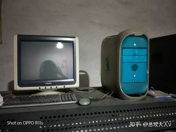 我们老板家的电脑,主机还是苹果的,据说九几年买的,花了小两万