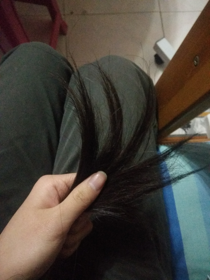 头发长到大腿根的来啦. 1.上厕所需要撩到前面抱着. 2.