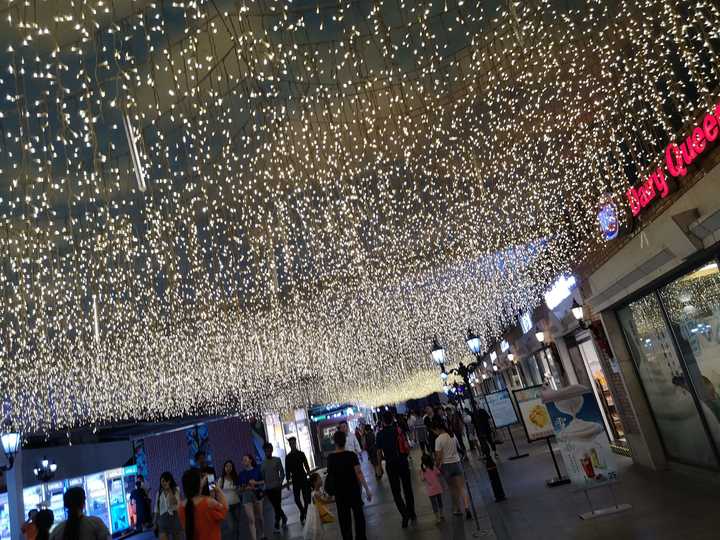楚河汉街的满天星在夜晚更加美丽