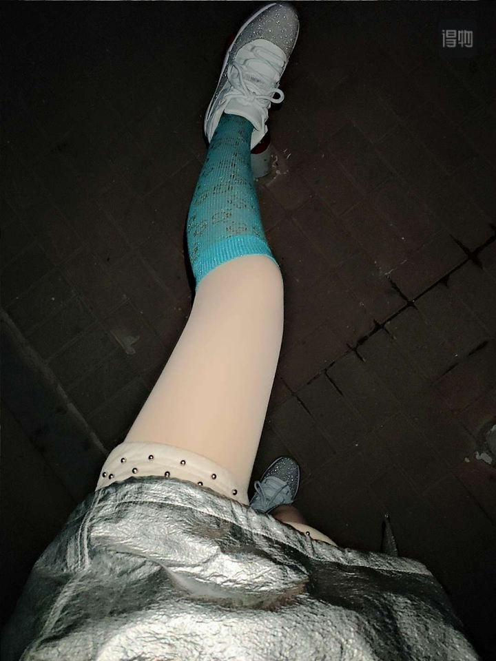 黑丝袜真的不能搭配运动鞋吗?