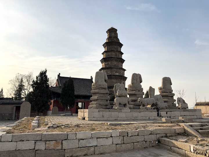 常乐寺遗址位于北响堂山脚下,目前只有石柱石像石碑柱础还有一座宋塔