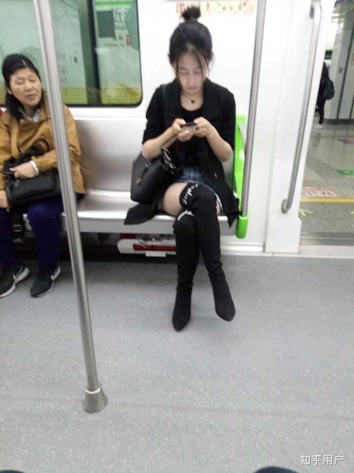 四月上旬在杭州地铁上碰到的,可耻的偷拍了,坐在我对面.可耻的匿了.