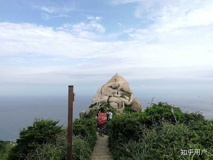 东福山岛那天云比较厚,中午那会天气很好,刚好在象鼻峰,拍出来的照片