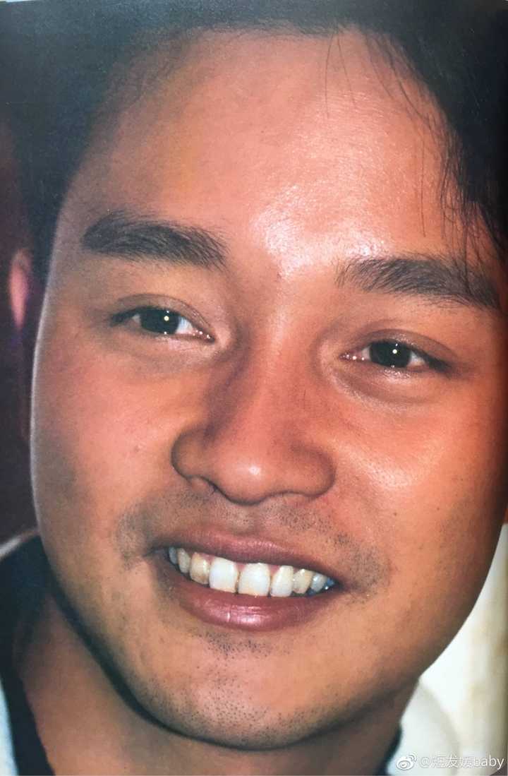 有没有抓拍的张国荣的搞笑一点的照片