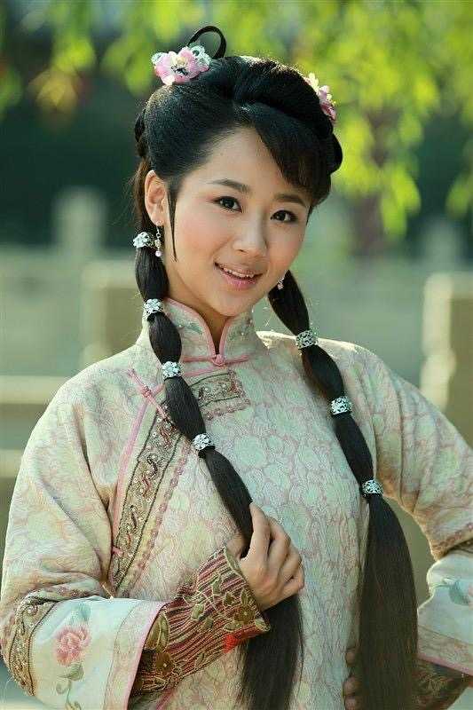 2013年2月23日,杨紫领衔主演的近代传奇轻喜剧《胭脂霸王》播出,她在